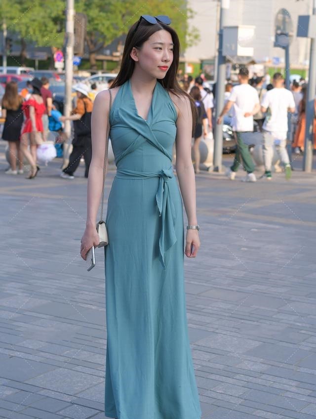 穿搭 湖蓝色雪纺长裙搭配精美高跟鞋，成熟优雅，高级感十足！