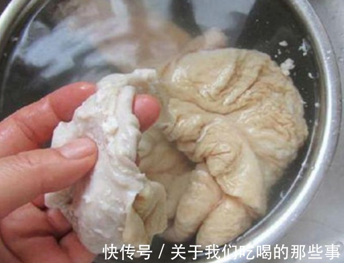 才知道用盐用碱洗猪大肠都不对,用这2样洗,又快又干净,不腥臭