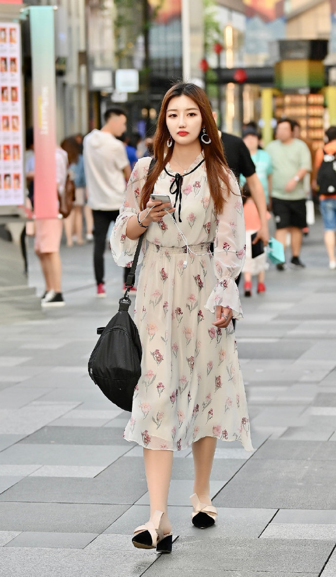 街拍小姐姐肤白貌美大长腿的女神,个个美丽迷人让人心动