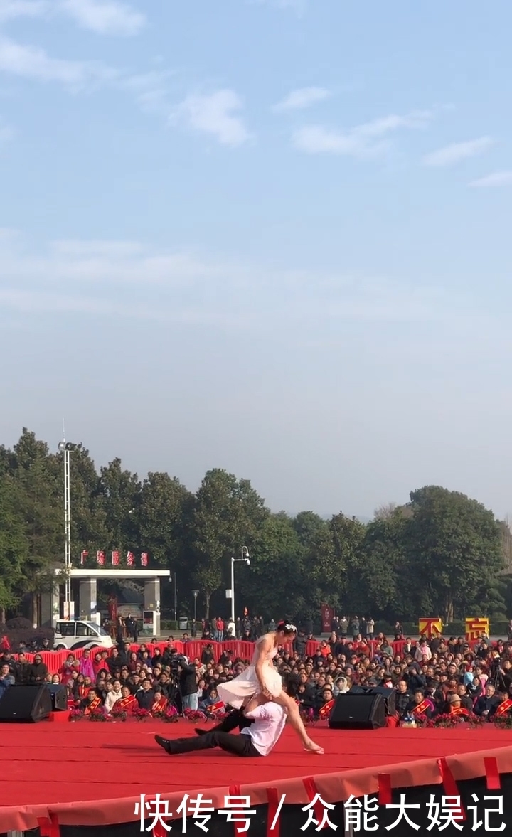 女子|女子表演倾斜75度险摔台下,观众连手为她筑成“人肉垫”