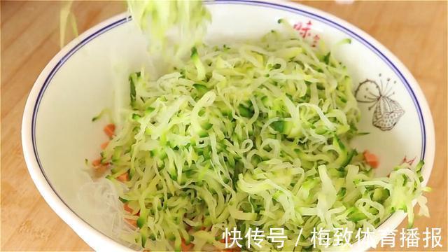 早餐|1根萝卜3个鸡蛋，用筷子搅一搅，营养丰富，五分钟搞定家人早餐