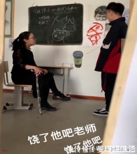 老师@给美术生上课太难了,老师:处处都是陷阱,连矿泉水都画假的