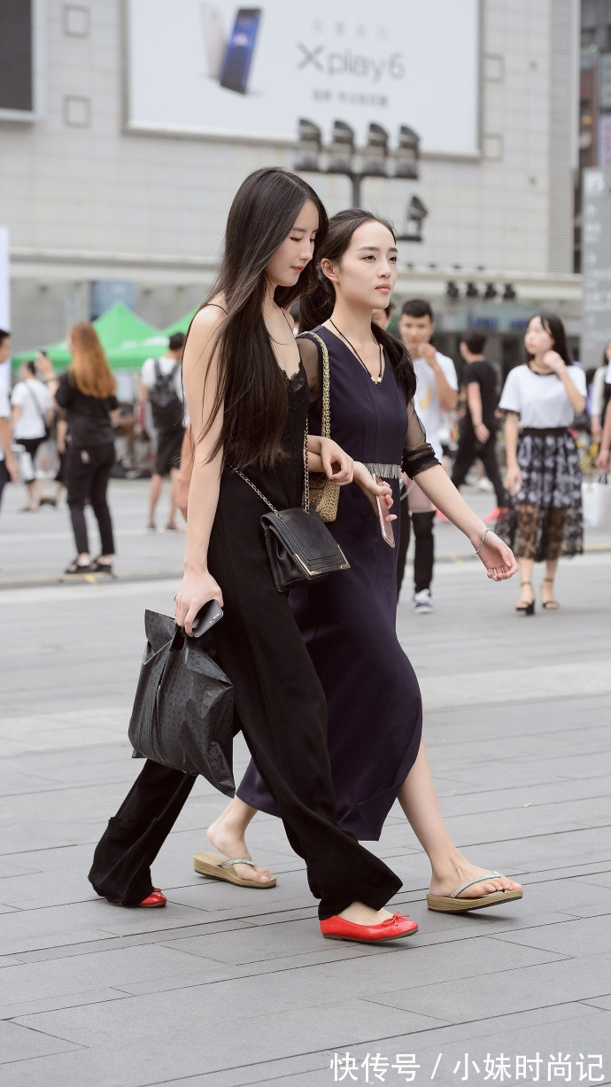 凉拖|街拍,撞色条纹连衣裙与厚底凉拖的搭配,让你清凉一夏!