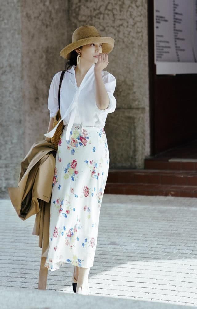 奔四的女人尽量少穿牛仔裙，看看三木这样穿多美，优雅大气上档次