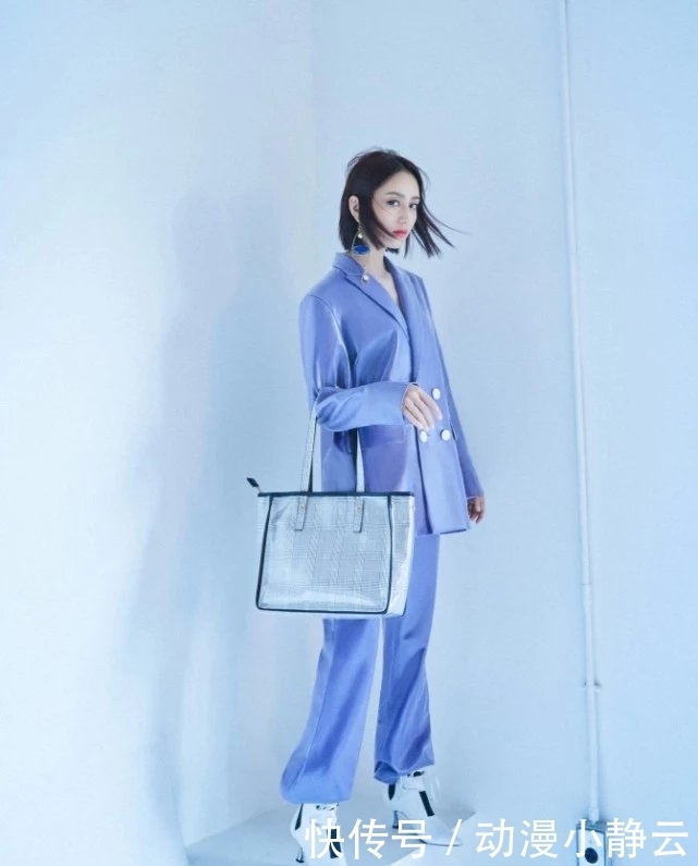 时尚|没有陈思诚管的佟丽娅,任性到穿开叉裙一直到腰,漫画腿说有就有