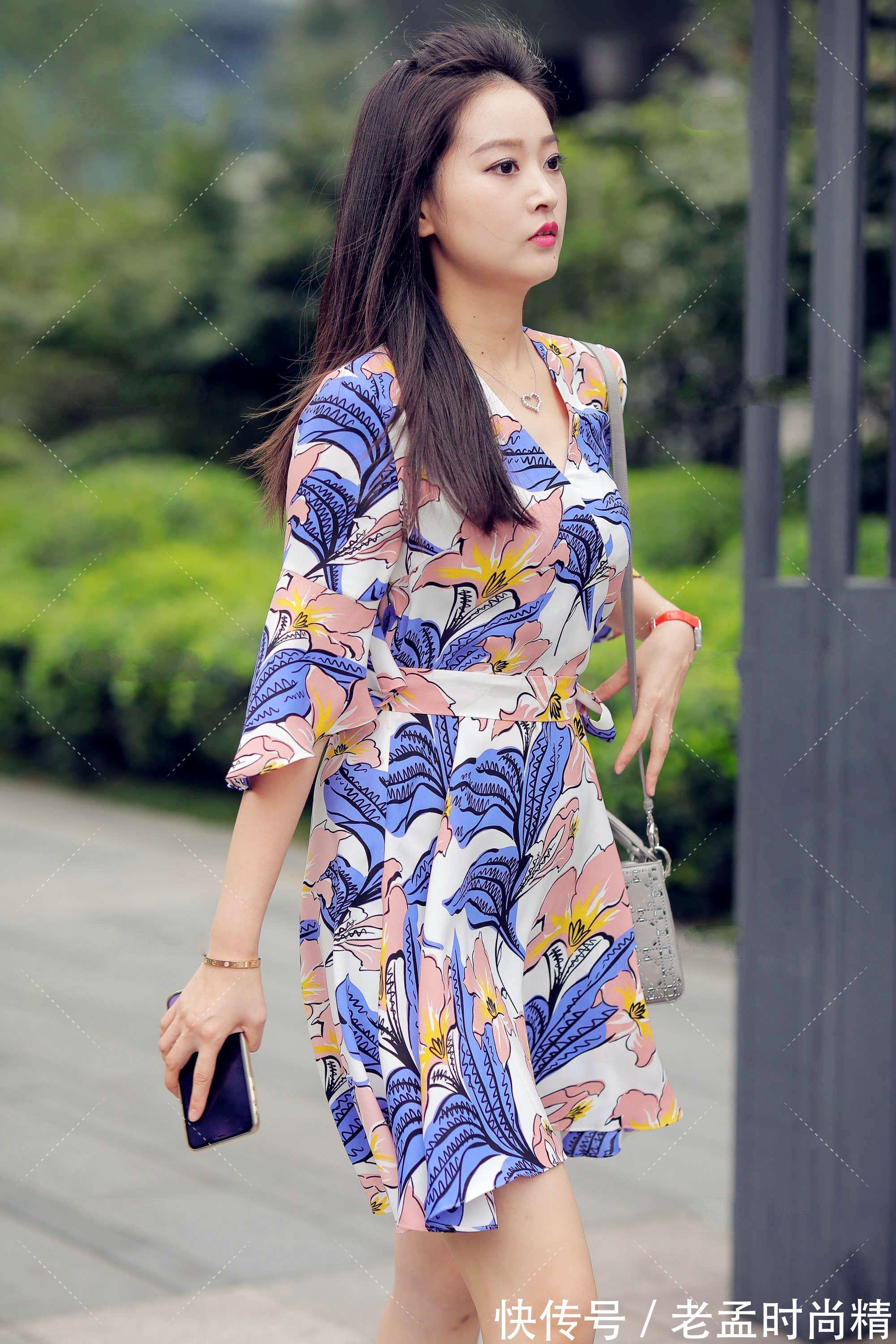 穿搭|印花裙依然是初秋的“主角”,清新优雅又大方,穿着时尚又靓丽