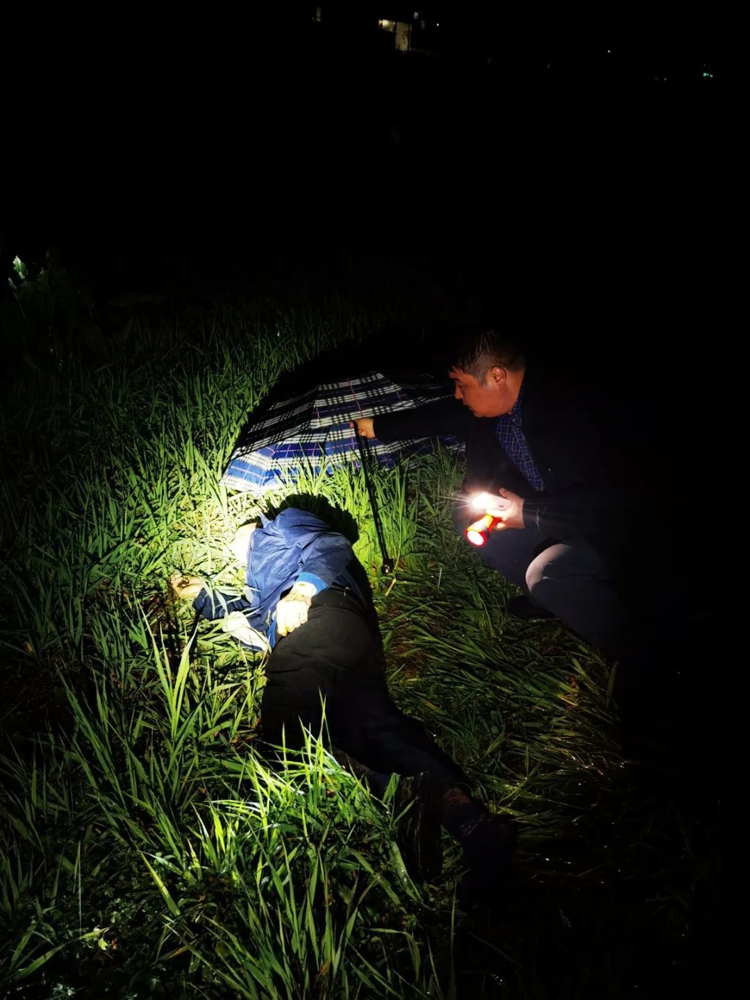 雨夜，宁海一独居老人倒在河边草丛，幸好被他们发现！