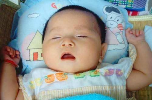 一朝一夕|宝宝到了这个月龄,基本可以告别“夜奶”了,宝妈早知道早准备