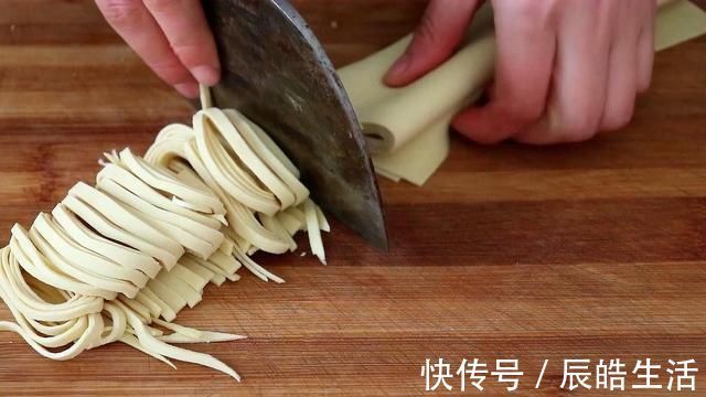 我家豆腐皮从不炒着吃，这样做更营养，我家一周做5次，真解馋