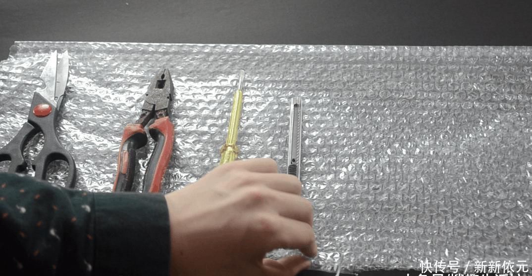 快递箱里的气泡垫别扔了, 没想到它作用这么大, 家家户户用的到