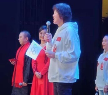 年轻人|郎平退休生活很滋润!烫头戴金项链,比年轻人还时髦,年轻了20岁
