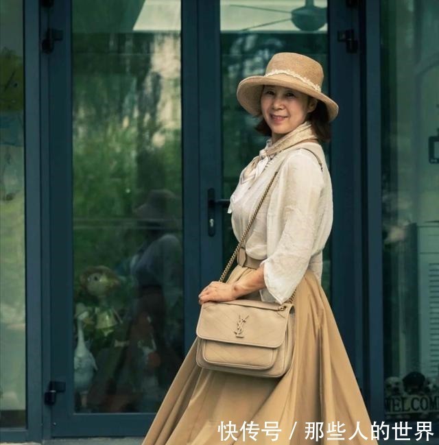 穿搭 这位65岁奶奶的穿搭真养眼,端庄优雅不做作,时尚感不输年轻人!