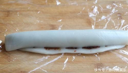 夏天就馋糯米粉这做法,一蒸一卷就搞定,香甜软糯,吃1次忘不了