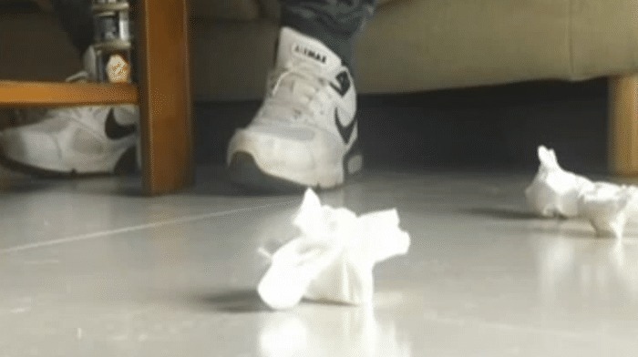 医生|小伙被大鼻涕堵的快要窒息了，医生没办法，只能用剪刀剪断了