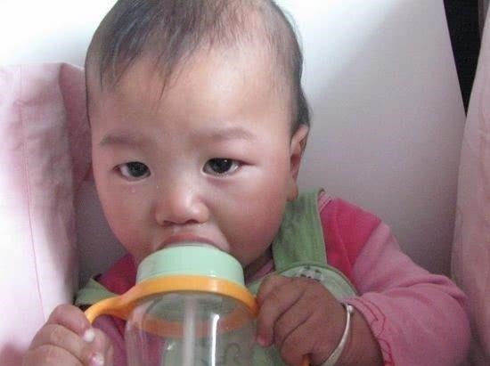 喝水|劝告宁可孩子渴着,3个时间也不要给娃喝水,容易积食不长个