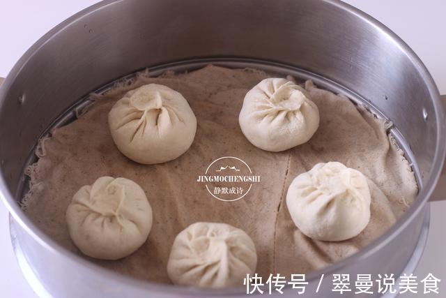 香菇油菜素包子的做法,油菜翠绿,馅香味美,小窍门全都告诉你