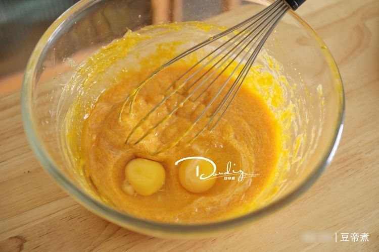 自己家种的老南瓜,做成蛋糕没想到这么香,孩子连吃了三个还想要