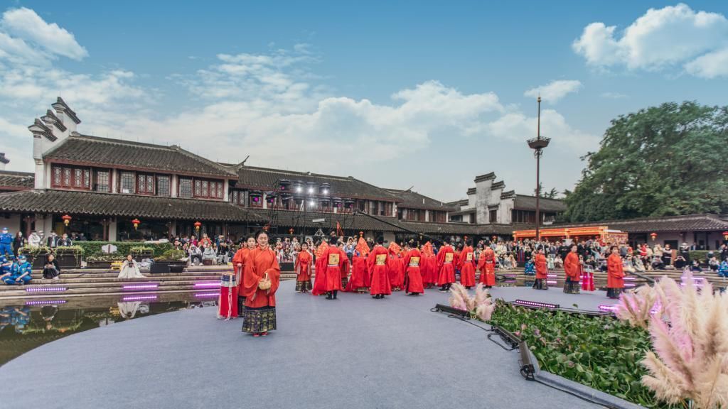 中国女孩的嫁衣，不该只是西方的婚纱，更应该是传统的凤冠霞帔！