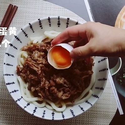 色拉油|牛肉盖浇乌冬面