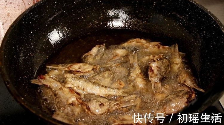 小鱼|炸鱼时,有人用淀粉有人用面粉?都不对,大厨教你正确做法