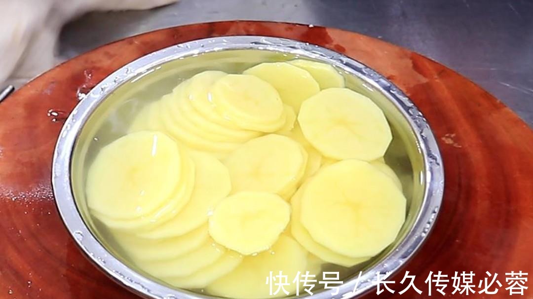 小米椒|比烤肉还好吃的孜然土豆片,香辣软糯,开胃又下饭,一盘不够吃