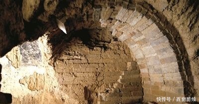 盗墓贼#专家挖开一座古墓,发现已被盗12次,墓主人 头颅被劈一半很残忍!