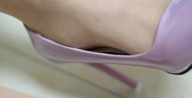 性感都市女神,穿职业装就爱配粉色高跟鞋,太美了