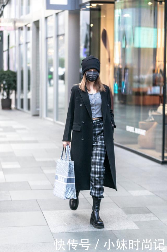 上衣|要想穿搭更前卫,不要只穿单调的单色裤,纹理裤搭配更时尚