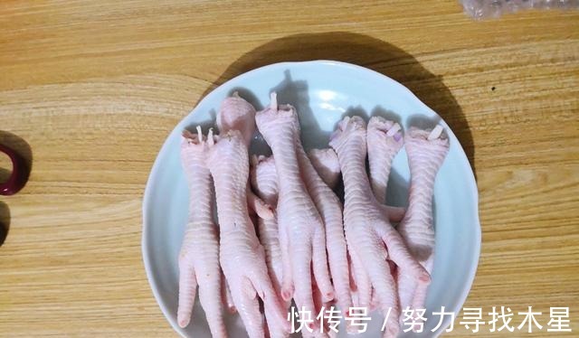 卤鸡脚|自己在家做卤鸡脚，Q弹可口，制作简单又好吃！