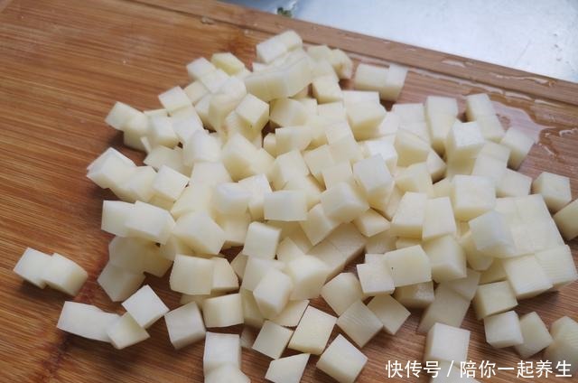 2根火腿肠1个土豆,做出比饭店还好吃的菜,天天吃都不腻