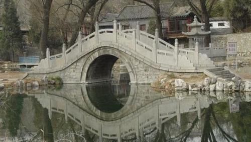 全球“最危险”的石桥，悬空在2600米的悬崖间，你敢走这座桥吗？