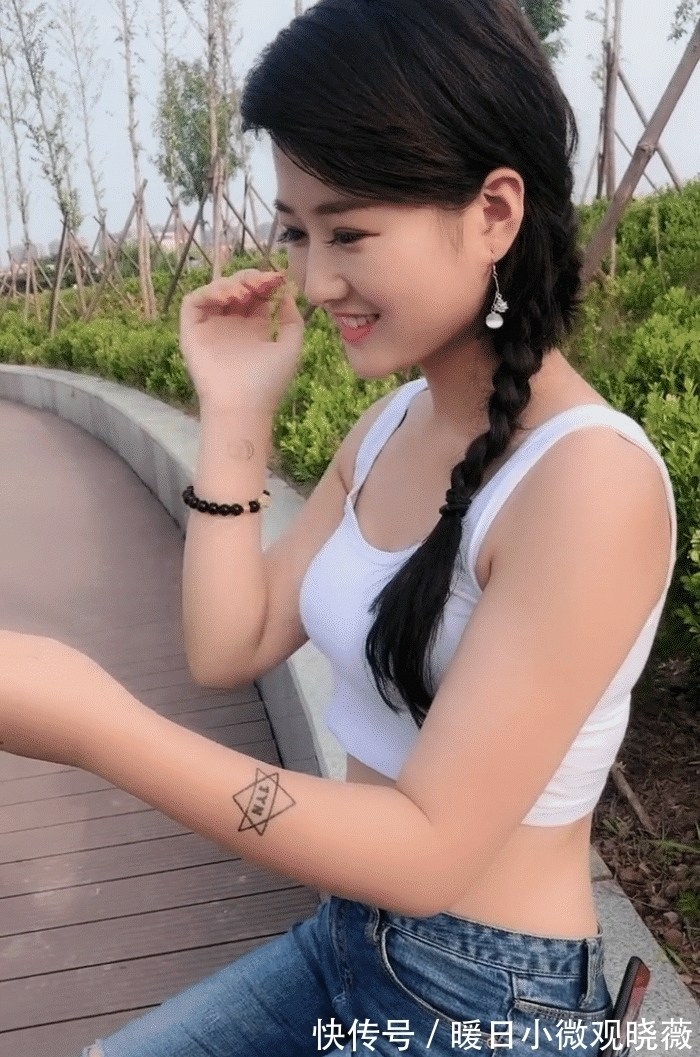 睫毛|麻花辫美女,睫毛忽闪忽闪,坐在街边等谁呢?