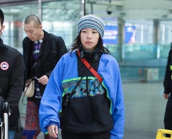 机场|太酷了!窦靖童头顶包装一条“毛巾”出现在机场,与王菲大不相同!