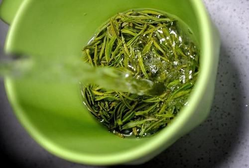 喝茶|用茶叶水喂药，到底对药性影响有多大？医生告诉您