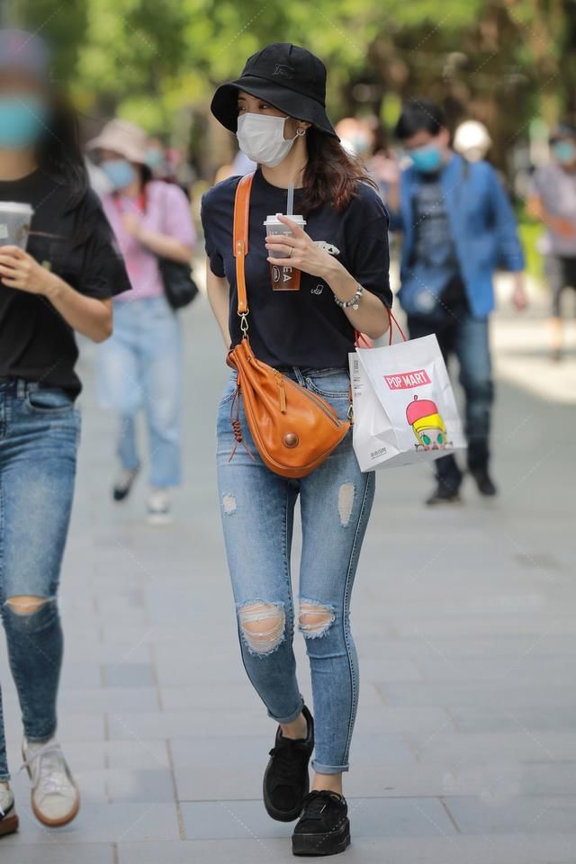 女生都偏爱破洞牛仔裤，搭配简约又显身材，轻松穿出美的背影