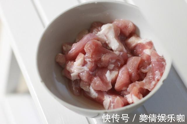 家常|荤素搭配的一道家常小炒,5分钟出锅,好吃又下饭