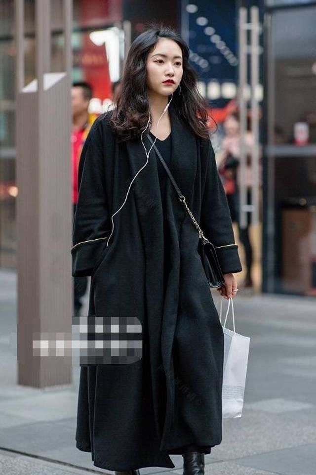 路人街拍，小姐姐身上穿的是一条紧身的裙子，一身搭配很有气质