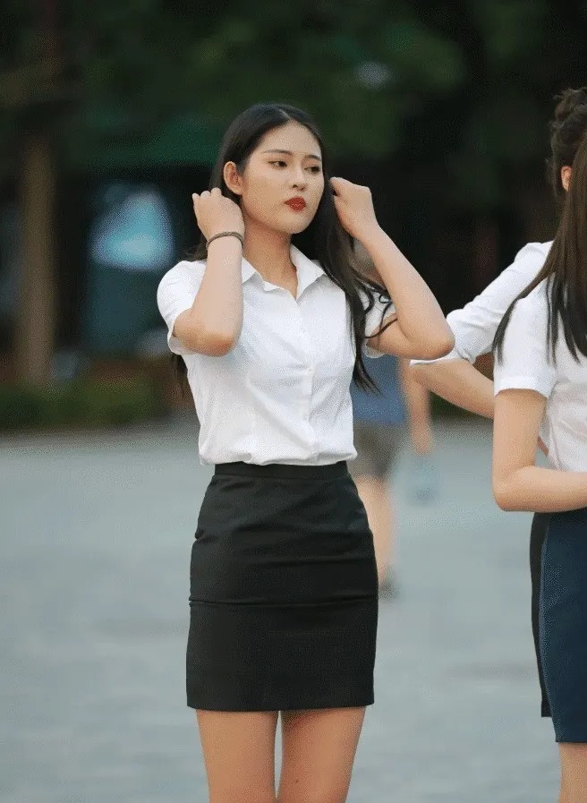年轻女孩如何彰显“成熟感”，职场套装就很完美