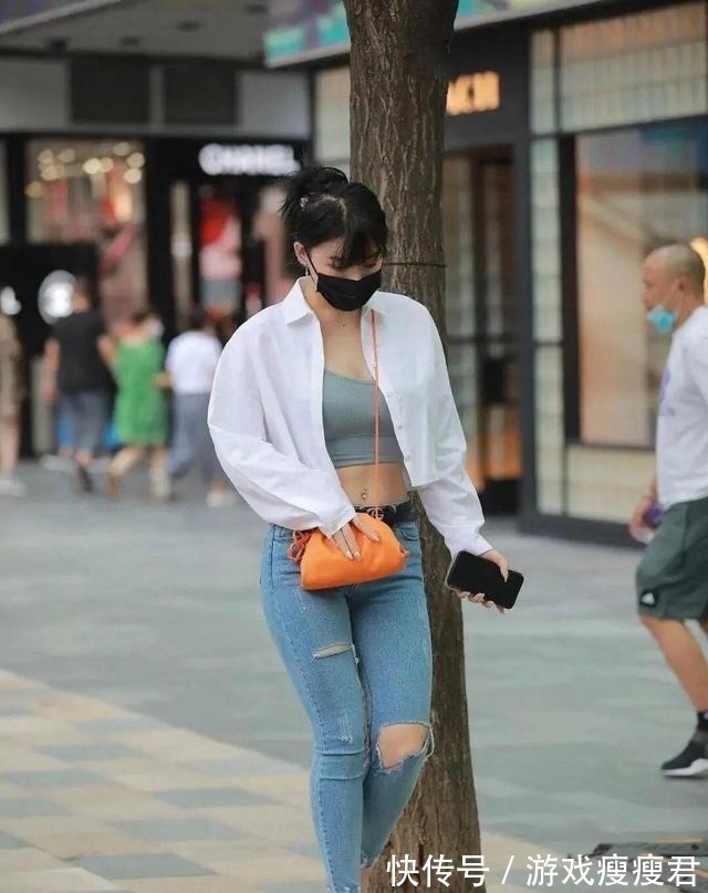 落叶飘零 紧身牛仔裤适合秋天搭配,舒适保暖时尚,是身材好的女生的首选!