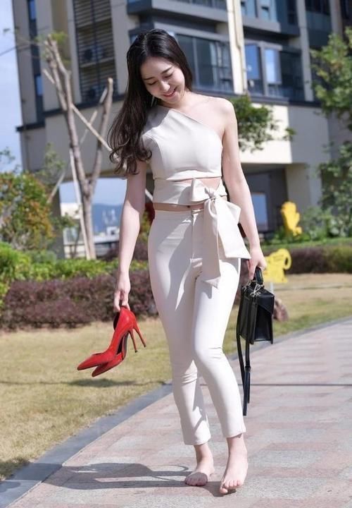 气质|“女强人”就是这样,不仅气质出尘,还能清爽舒适