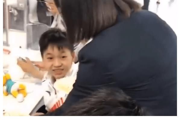 跳水|全红婵获赠蛋糕，刚想吃被队医制止，红姐气鼓鼓坐一旁，逗笑师姐
