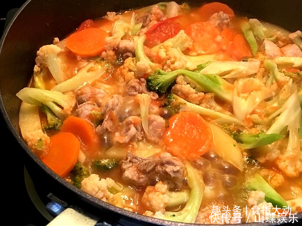 我家一入冬最爱吃简单的一锅炖,荤素都有汤汁浓,喷香热乎贼下饭