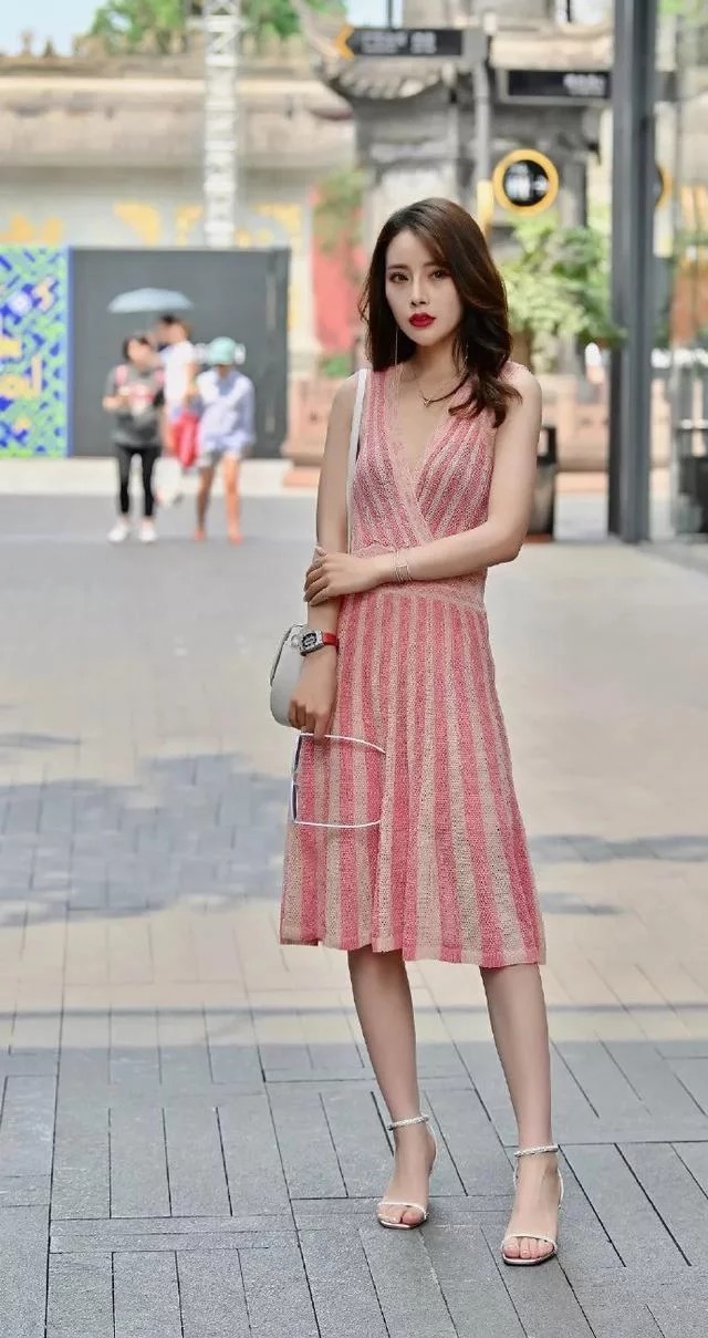 街拍：小美女身穿拼接色连衣裙，脚踩高跟鞋，绝对显时尚