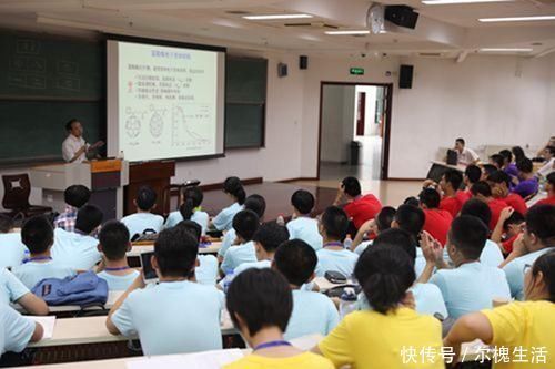 铁饭碗之一的大学老师,薪资究竟能有多少