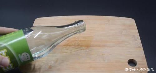 白醋倒在手心搓一搓,真的厉害了,解决了男人女人的困扰,都学学吧