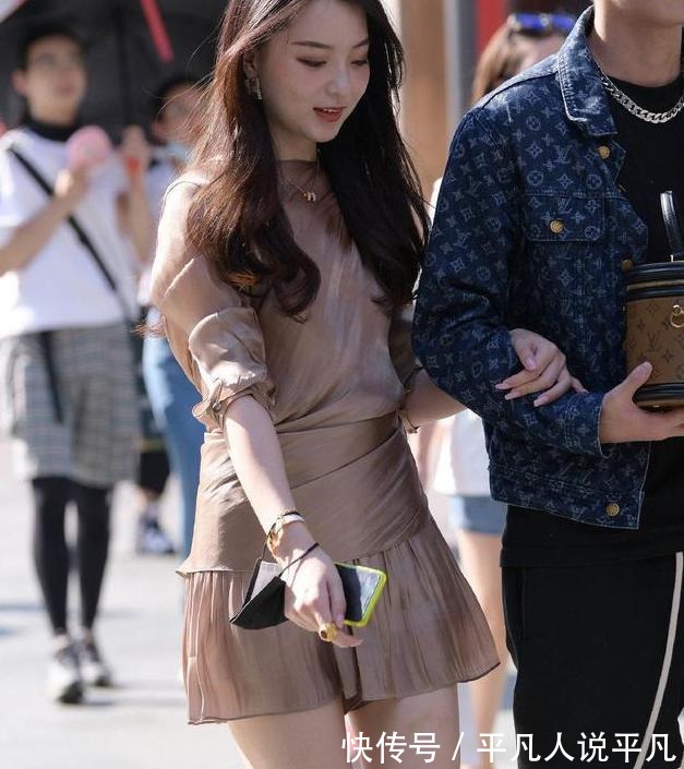 穿搭 和男友逛街怎样穿妹妹展现教科书式的造型，轻而易举照亮秋天！