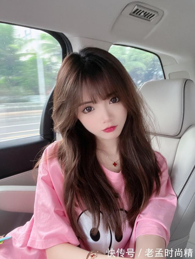 美女 大家喜欢女人的浓妆吗?美女粉色T恤搭配披肩长发,也挺好看的