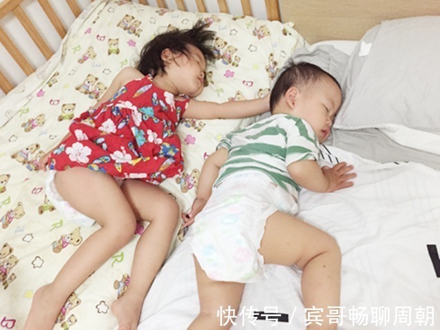 奇葩|姐弟情深,从这些“奇葩”睡姿就能看出来,一言不合就“腿锁喉”