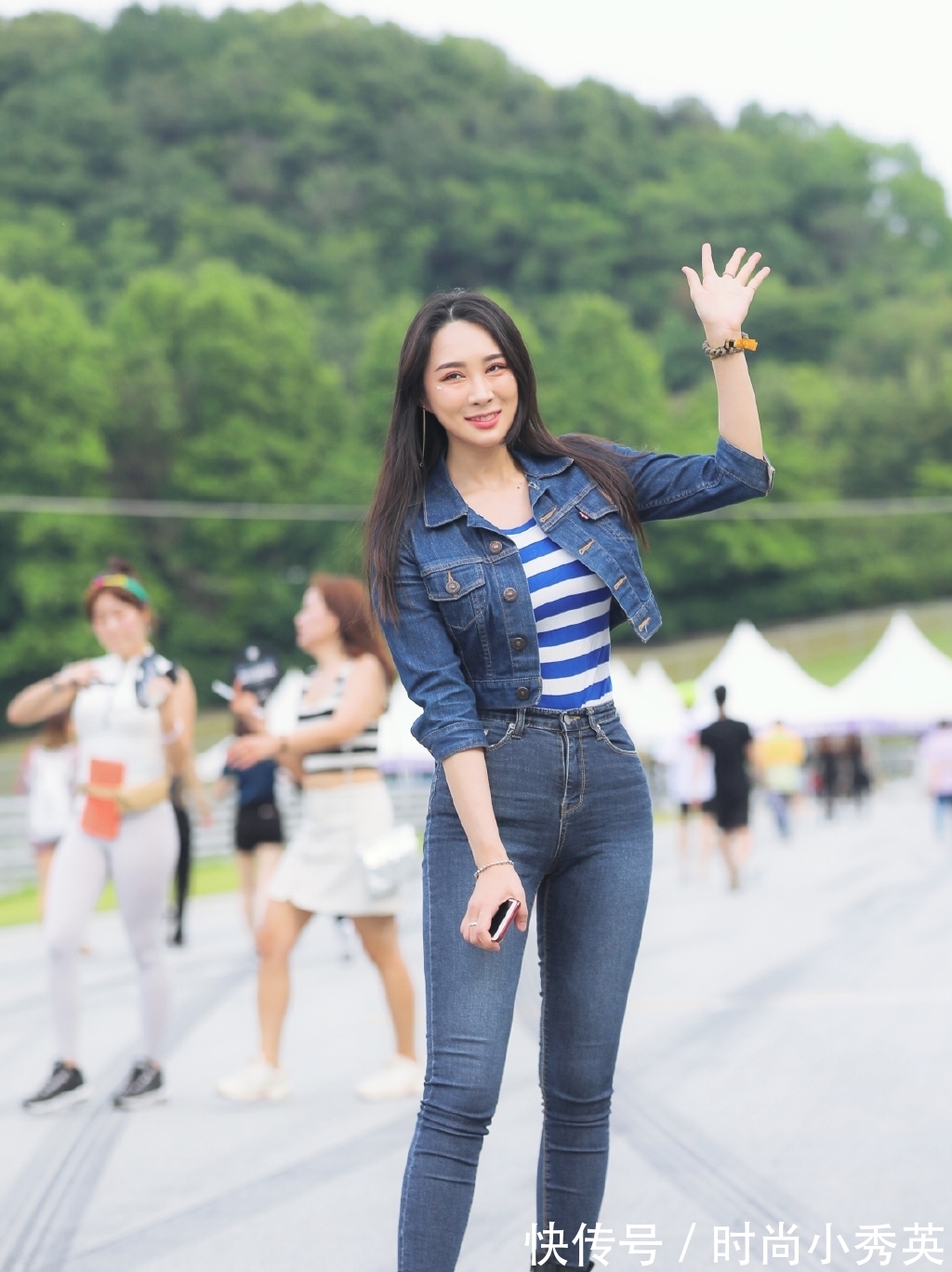 马丁靴 穿牛仔装休闲个性,搭配中筒马丁靴,轻松提升造型帅气感