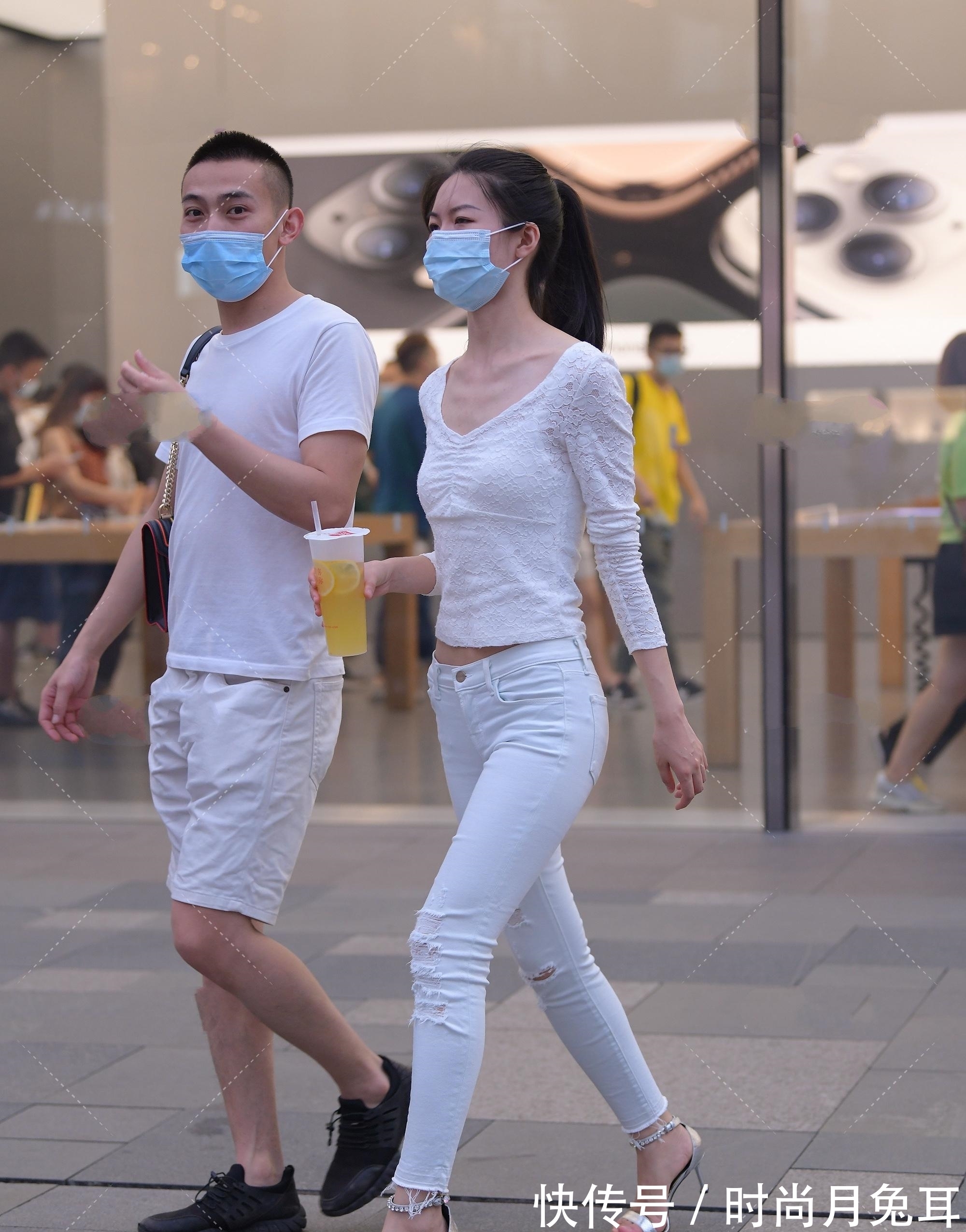 服饰|蕾丝是女性的魅力的标志，蕾丝打底衫更是时尚精致